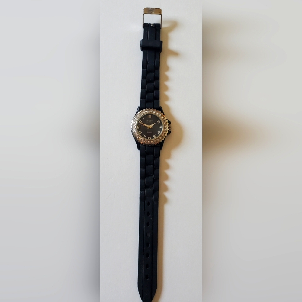 Black Golden Classic Watch With Diamond-Like Frame and Stainless Steel Back
